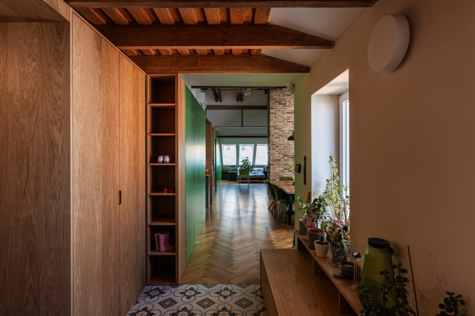 Tento bratislavský byt vznikl doslova v srdci podkroví historického domu, kde architekti využili komíny jako funkční prvek a přidali útulnou lavici u krbu. Nechybí tu světlík, balkón a chytré úložné prostory. Architekti přetvořili nevyužitý prostor v útulné bydlení pro mladou rodinu.
