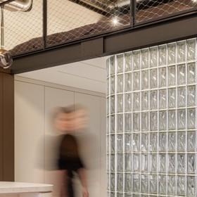 Malý, ale dokonale promyšlený! Tento pražský loft o velikosti 36 m² dokazuje, že chytrý design a precizní plánování dokážou zázraky. Obytný prostor propojený přes dvě podlaží, elegantní luxferová stěna a industriální prvky vytvářejí stylový interiér, který vás uchvátí na první pohled.
