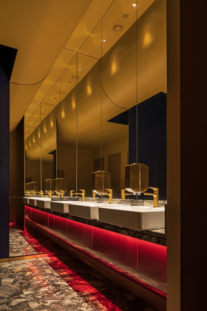 Když se spojí špičková architektura s láskou k hudbě, vzniká něco výjimečného. Jazzmin Bar & Dining v Brně je místem, kde jazz ožívá nejen v tónech, ale i v designu. Projděte se interiérem, kde se třpytí mosaz, samet láká k posezení a neony dodávají prostoru neodolatelný šmrnc!
