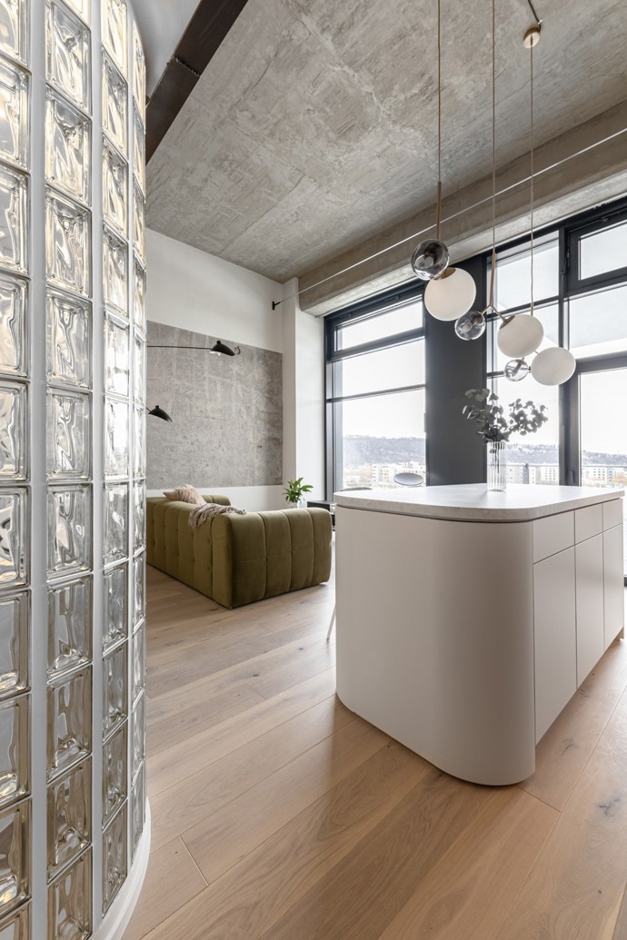 Malý, ale dokonale promyšlený! Tento pražský loft o velikosti 36 m² dokazuje, že chytrý design a precizní plánování dokážou zázraky. Obytný prostor propojený přes dvě podlaží, elegantní luxferová stěna a industriální prvky vytvářejí stylový interiér, který vás uchvátí na první pohled.
Malý, ale dokonale promyšlený! Tento pražský loft o velikosti 36 m² dokazuje, že chytrý design a precizní plánování dokážou zázraky. Obytný prostor propojený přes dvě podlaží, elegantní luxferová stěna a industriální prvky vytvářejí stylový interiér, který vás uchvátí na první pohled.