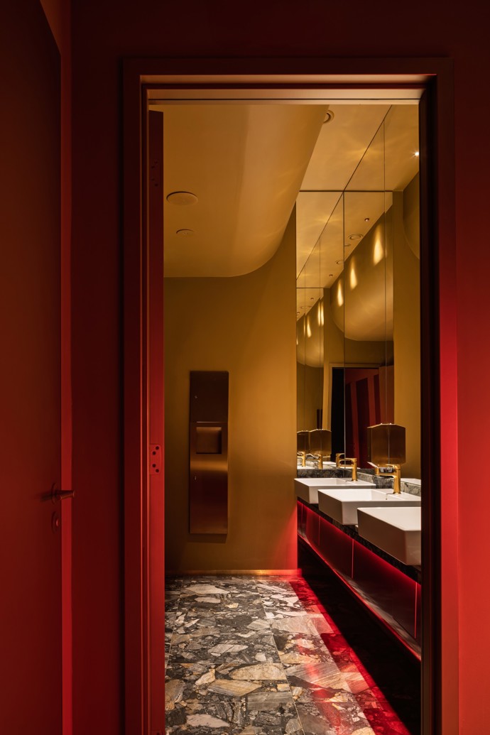 Když se spojí špičková architektura s láskou k hudbě, vzniká něco výjimečného. Jazzmin Bar & Dining v Brně je místem, kde jazz ožívá nejen v tónech, ale i v designu. Projděte se interiérem, kde se třpytí mosaz, samet láká k posezení a neony dodávají prostoru neodolatelný šmrnc!
