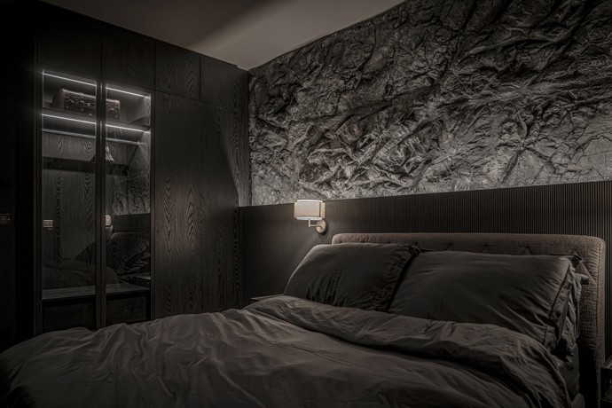 Neobyčejný byt pro neobyčejnou osobnost. Midnight Harmony je místem, kde se potkává elegance s tajemnem. Temné tóny, zlaté akcenty a pečlivě vybrané materiály proměnily 2+kk v inspirativní bydlení pro milovnici hudby, tance a designu. Tohle bydlení vás pohltí!
