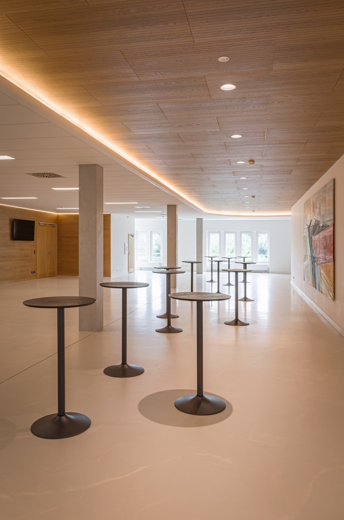 Rekonstrukce a modernizace budov A5 a A6 na VUT Brno je hotová! Nové interiéry nabízejí komfortní a variabilní prostředí pro studenty i pedagogy. Aula, učebny, studovny a respiria byly navrženy s důrazem na design i funkčnost. Podívejte se na výsledek této ambiciózní proměny!
