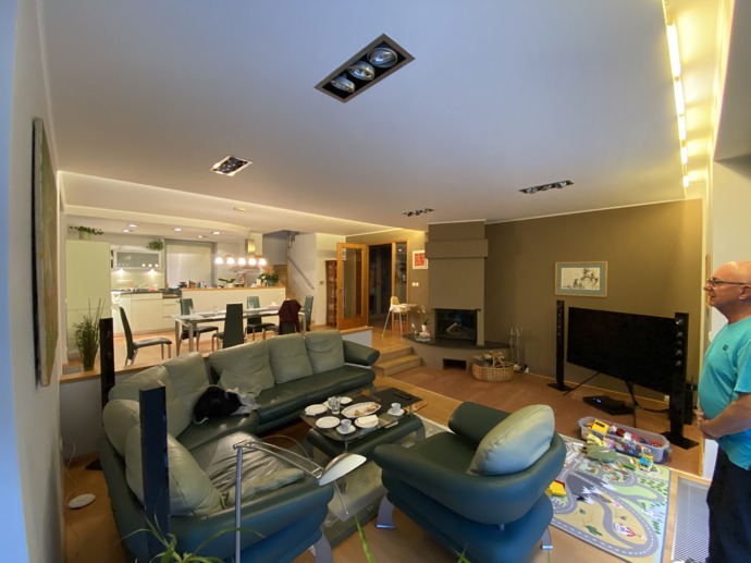 Majitelé se po 25 letech rozhodli pro kompletní rekonstrukci a oslovili architekta, kterému dali volnou ruku. Výsledkem je elegantní a nadčasový interiér, který spojuje přírodní materiály, funkční design a prvky, které jen tak nevyjdou z módy. 
