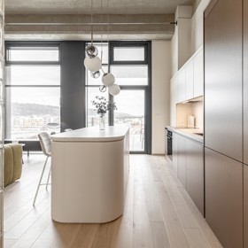 Malý, ale dokonale promyšlený! Tento pražský loft o velikosti 36 m² dokazuje, že chytrý design a precizní plánování dokážou zázraky. Obytný prostor propojený přes dvě podlaží, elegantní luxferová stěna a industriální prvky vytvářejí stylový interiér, který vás uchvátí na první pohled.
