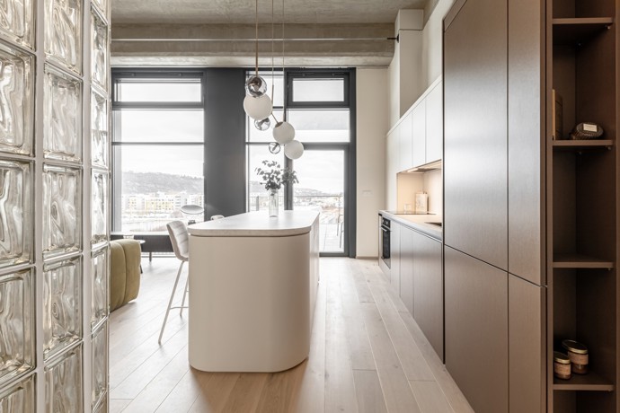 Malý, ale dokonale promyšlený! Tento pražský loft o velikosti 36 m² dokazuje, že chytrý design a precizní plánování dokážou zázraky. Obytný prostor propojený přes dvě podlaží, elegantní luxferová stěna a industriální prvky vytvářejí stylový interiér, který vás uchvátí na první pohled.
Malý, ale dokonale promyšlený! Tento pražský loft o velikosti 36 m² dokazuje, že chytrý design a precizní plánování dokážou zázraky. Obytný prostor propojený přes dvě podlaží, elegantní luxferová stěna a industriální prvky vytvářejí stylový interiér, který vás uchvátí na první pohled.