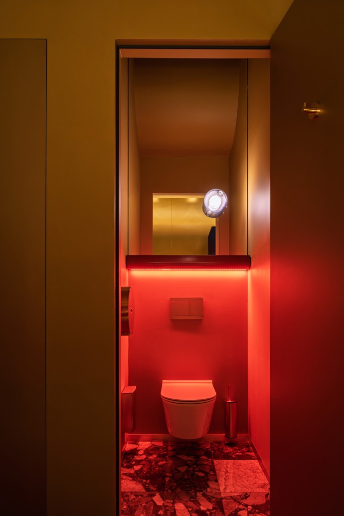 Když se spojí špičková architektura s láskou k hudbě, vzniká něco výjimečného. Jazzmin Bar & Dining v Brně je místem, kde jazz ožívá nejen v tónech, ale i v designu. Projděte se interiérem, kde se třpytí mosaz, samet láká k posezení a neony dodávají prostoru neodolatelný šmrnc!
