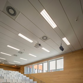 Rekonstrukce a modernizace budov A5 a A6 na VUT Brno je hotová! Nové interiéry nabízejí komfortní a variabilní prostředí pro studenty i pedagogy. Aula, učebny, studovny a respiria byly navrženy s důrazem na design i funkčnost. Podívejte se na výsledek této ambiciózní proměny!
Rekonstrukce a modernizace budov A5 a A6 na VUT Brno je hotová! Nové interiéry nabízejí komfortní a variabilní prostředí pro studenty i pedagogy. Aula, učebny, studovny a respiria byly navrženy s důrazem na design i funkčnost. Podívejte se na výsledek této ambiciózní proměny!