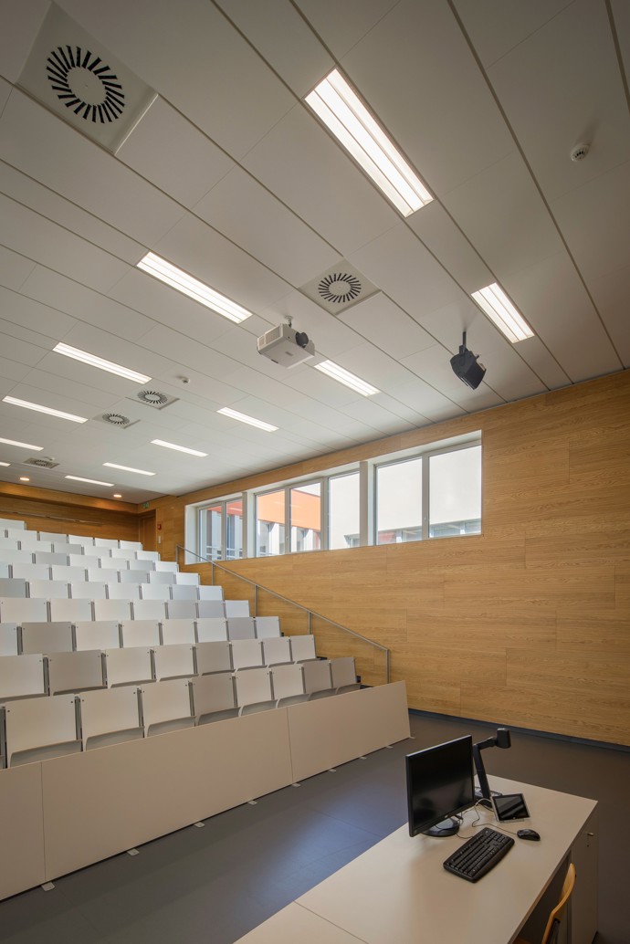 Rekonstrukce a modernizace budov A5 a A6 na VUT Brno je hotová! Nové interiéry nabízejí komfortní a variabilní prostředí pro studenty i pedagogy. Aula, učebny, studovny a respiria byly navrženy s důrazem na design i funkčnost. Podívejte se na výsledek této ambiciózní proměny!

