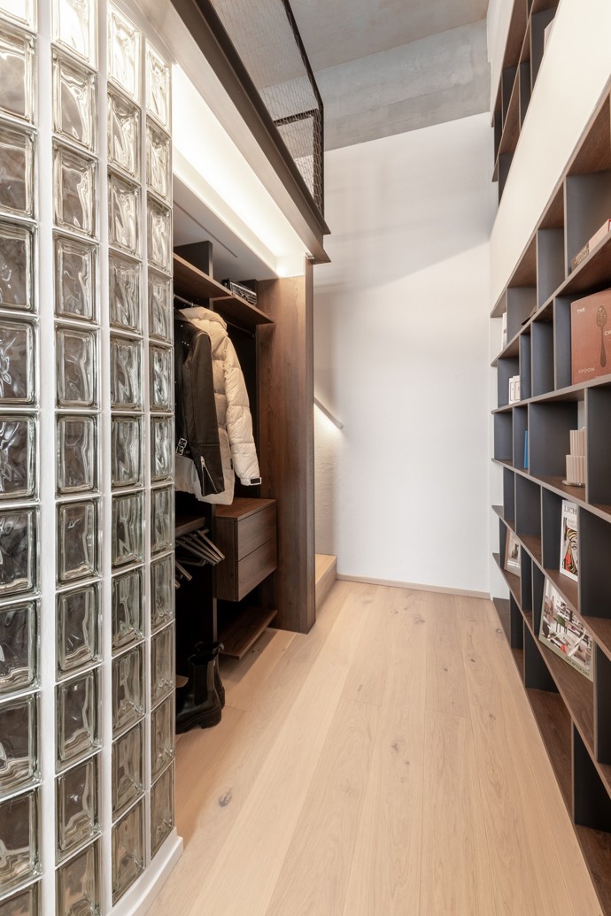 Malý, ale dokonale promyšlený! Tento pražský loft o velikosti 36 m² dokazuje, že chytrý design a precizní plánování dokážou zázraky. Obytný prostor propojený přes dvě podlaží, elegantní luxferová stěna a industriální prvky vytvářejí stylový interiér, který vás uchvátí na první pohled.
Malý, ale dokonale promyšlený! Tento pražský loft o velikosti 36 m² dokazuje, že chytrý design a precizní plánování dokážou zázraky. Obytný prostor propojený přes dvě podlaží, elegantní luxferová stěna a industriální prvky vytvářejí stylový interiér, který vás uchvátí na první pohled.