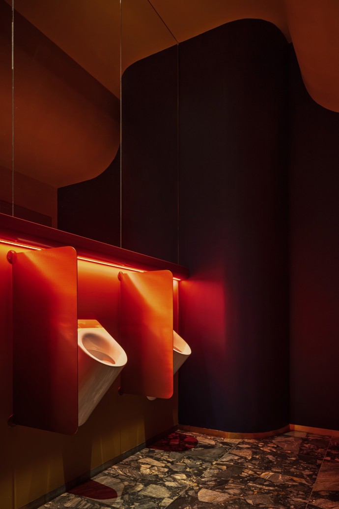 Když se spojí špičková architektura s láskou k hudbě, vzniká něco výjimečného. Jazzmin Bar & Dining v Brně je místem, kde jazz ožívá nejen v tónech, ale i v designu. Projděte se interiérem, kde se třpytí mosaz, samet láká k posezení a neony dodávají prostoru neodolatelný šmrnc!
