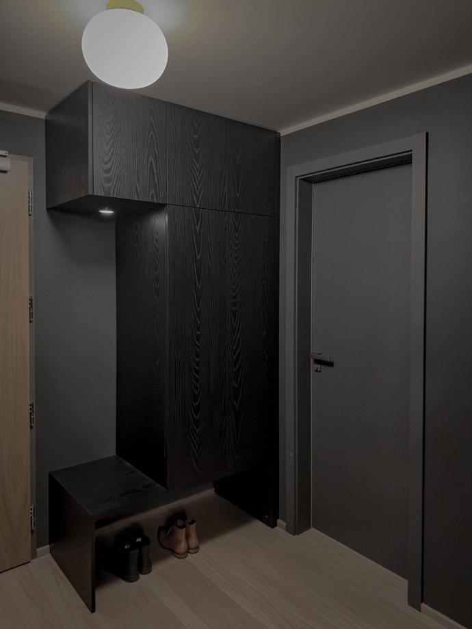 Neobyčejný byt pro neobyčejnou osobnost. Midnight Harmony je místem, kde se potkává elegance s tajemnem. Temné tóny, zlaté akcenty a pečlivě vybrané materiály proměnily 2+kk v inspirativní bydlení pro milovnici hudby, tance a designu. Tohle bydlení vás pohltí!
