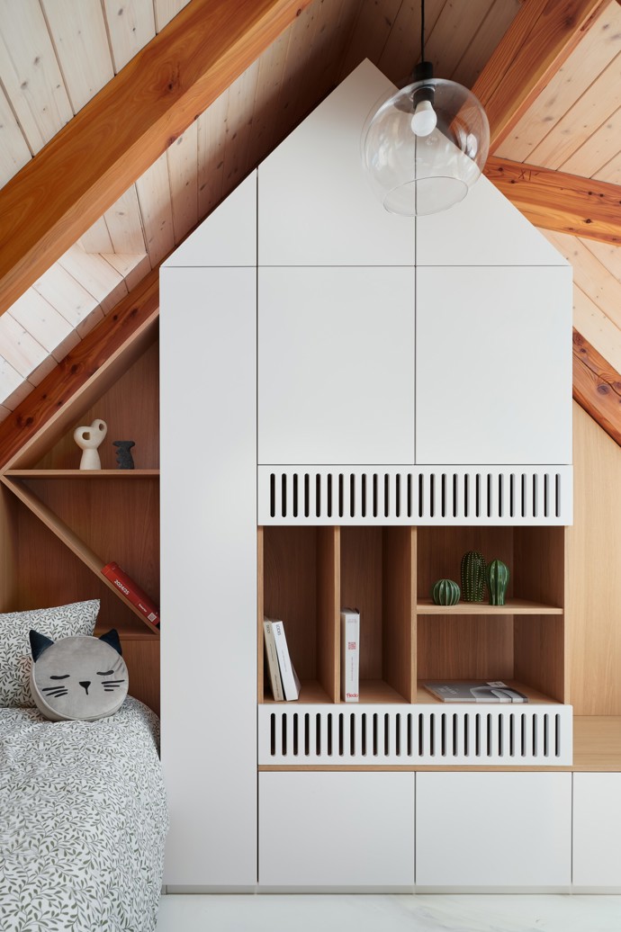 Majestátní Ještěd se nestal jen výhledem z okna, ale inspirací pro celý interiér. Architektka Taťána Kandratovičová vytvořila prostor, kde se moderní design prolíná s přírodními materiály a tradicí roubených staveb.
