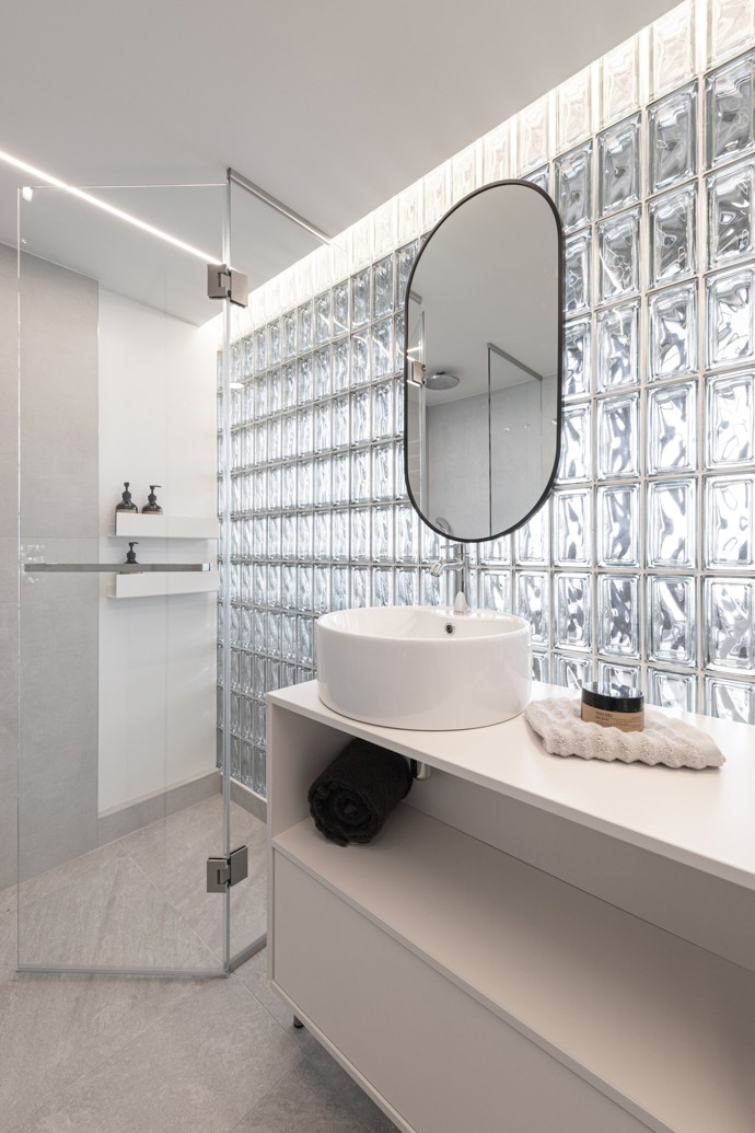 Malý, ale dokonale promyšlený! Tento pražský loft o velikosti 36 m² dokazuje, že chytrý design a precizní plánování dokážou zázraky. Obytný prostor propojený přes dvě podlaží, elegantní luxferová stěna a industriální prvky vytvářejí stylový interiér, který vás uchvátí na první pohled.
Malý, ale dokonale promyšlený! Tento pražský loft o velikosti 36 m² dokazuje, že chytrý design a precizní plánování dokážou zázraky. Obytný prostor propojený přes dvě podlaží, elegantní luxferová stěna a industriální prvky vytvářejí stylový interiér, který vás uchvátí na první pohled.