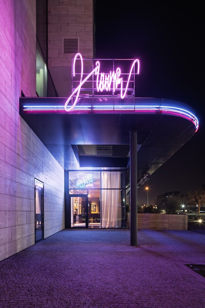 Když se spojí špičková architektura s láskou k hudbě, vzniká něco výjimečného. Jazzmin Bar & Dining v Brně je místem, kde jazz ožívá nejen v tónech, ale i v designu. Projděte se interiérem, kde se třpytí mosaz, samet láká k posezení a neony dodávají prostoru neodolatelný šmrnc!
