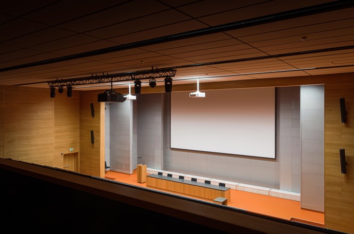 Rekonstrukce a modernizace budov A5 a A6 na VUT Brno je hotová! Nové interiéry nabízejí komfortní a variabilní prostředí pro studenty i pedagogy. Aula, učebny, studovny a respiria byly navrženy s důrazem na design i funkčnost. Podívejte se na výsledek této ambiciózní proměny!
