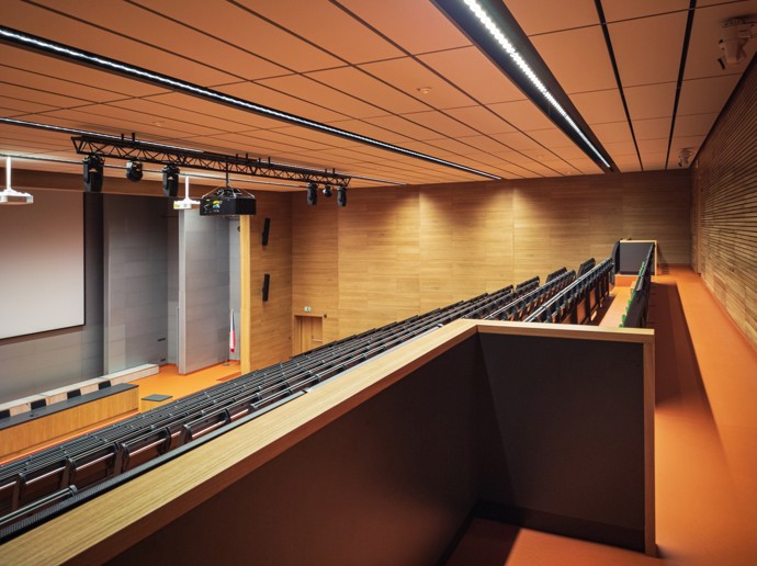 Rekonstrukce a modernizace budov A5 a A6 na VUT Brno je hotová! Nové interiéry nabízejí komfortní a variabilní prostředí pro studenty i pedagogy. Aula, učebny, studovny a respiria byly navrženy s důrazem na design i funkčnost. Podívejte se na výsledek této ambiciózní proměny!
