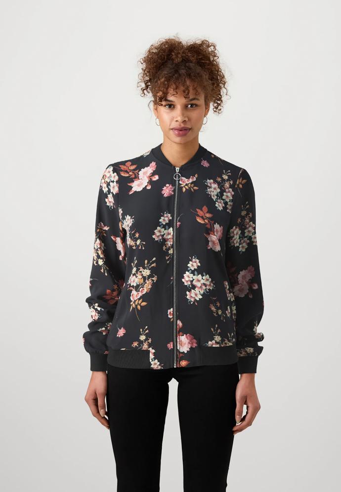 Jemné květinové motivy: Květinový bomber, Vero Moda Tall, 768 Kč, prodává Zalando
