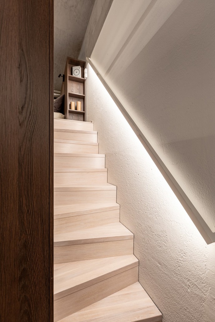 Malý, ale dokonale promyšlený! Tento pražský loft o velikosti 36 m² dokazuje, že chytrý design a precizní plánování dokážou zázraky. Obytný prostor propojený přes dvě podlaží, elegantní luxferová stěna a industriální prvky vytvářejí stylový interiér, který vás uchvátí na první pohled.
Malý, ale dokonale promyšlený! Tento pražský loft o velikosti 36 m² dokazuje, že chytrý design a precizní plánování dokážou zázraky. Obytný prostor propojený přes dvě podlaží, elegantní luxferová stěna a industriální prvky vytvářejí stylový interiér, který vás uchvátí na první pohled.
