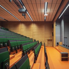 Rekonstrukce a modernizace budov A5 a A6 na VUT Brno je hotová! Nové interiéry nabízejí komfortní a variabilní prostředí pro studenty i pedagogy. Aula, učebny, studovny a respiria byly navrženy s důrazem na design i funkčnost. Podívejte se na výsledek této ambiciózní proměny!
Rekonstrukce a modernizace budov A5 a A6 na VUT Brno je hotová! Nové interiéry nabízejí komfortní a variabilní prostředí pro studenty i pedagogy. Aula, učebny, studovny a respiria byly navrženy s důrazem na design i funkčnost. Podívejte se na výsledek této ambiciózní proměny!
