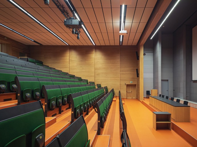 Rekonstrukce a modernizace budov A5 a A6 na VUT Brno je hotová! Nové interiéry nabízejí komfortní a variabilní prostředí pro studenty i pedagogy. Aula, učebny, studovny a respiria byly navrženy s důrazem na design i funkčnost. Podívejte se na výsledek této ambiciózní proměny!
