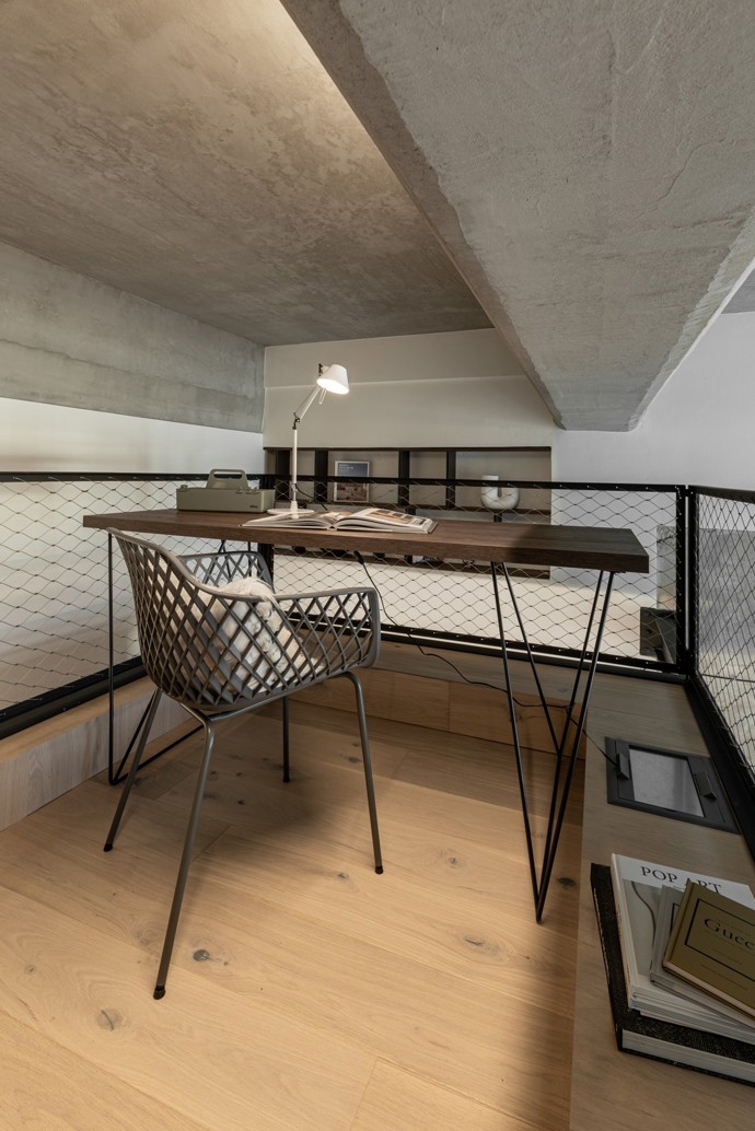 Malý, ale dokonale promyšlený! Tento pražský loft o velikosti 36 m² dokazuje, že chytrý design a precizní plánování dokážou zázraky. Obytný prostor propojený přes dvě podlaží, elegantní luxferová stěna a industriální prvky vytvářejí stylový interiér, který vás uchvátí na první pohled.
Malý, ale dokonale promyšlený! Tento pražský loft o velikosti 36 m² dokazuje, že chytrý design a precizní plánování dokážou zázraky. Obytný prostor propojený přes dvě podlaží, elegantní luxferová stěna a industriální prvky vytvářejí stylový interiér, který vás uchvátí na první pohled.