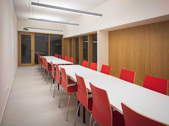 Rekonstrukce a modernizace budov A5 a A6 na VUT Brno je hotová! Nové interiéry nabízejí komfortní a variabilní prostředí pro studenty i pedagogy. Aula, učebny, studovny a respiria byly navrženy s důrazem na design i funkčnost. Podívejte se na výsledek této ambiciózní proměny!
