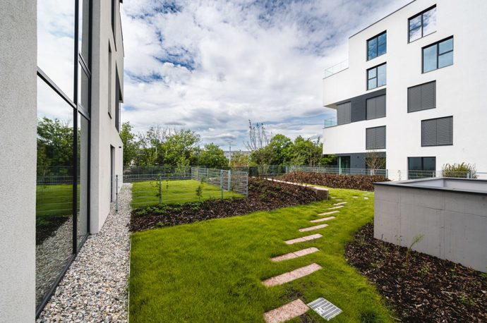Ambiciózní projekt přináší moderní a elegantní bydlení na poloostrově mezi řekou Moravou a Mlýnským potokem v samém srdci Olomouce, ale zároveň obklopeni zelení. Při realizaci bytů kladli architekti důraz na komfort, design a spojení s přírodou. 
