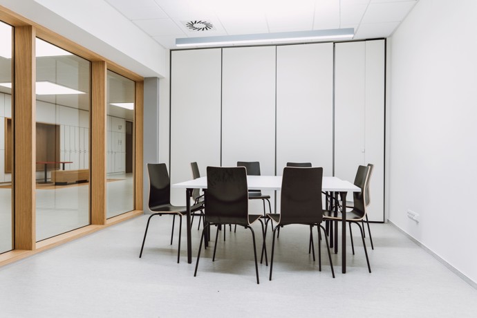 Rekonstrukce a modernizace budov A5 a A6 na VUT Brno je hotová! Nové interiéry nabízejí komfortní a variabilní prostředí pro studenty i pedagogy. Aula, učebny, studovny a respiria byly navrženy s důrazem na design i funkčnost. Podívejte se na výsledek této ambiciózní proměny!
