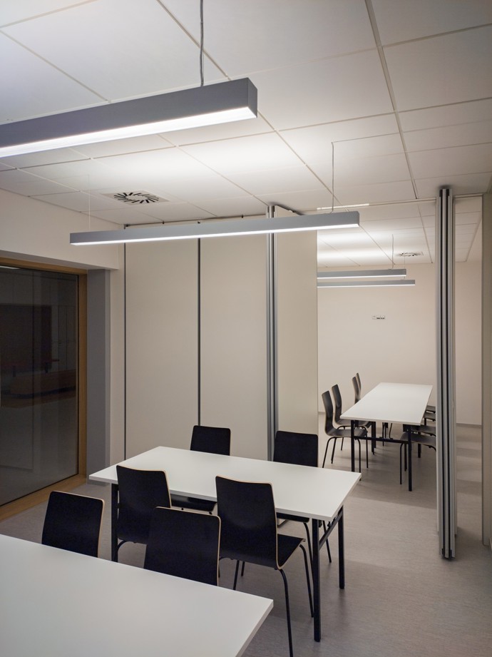 Rekonstrukce a modernizace budov A5 a A6 na VUT Brno je hotová! Nové interiéry nabízejí komfortní a variabilní prostředí pro studenty i pedagogy. Aula, učebny, studovny a respiria byly navrženy s důrazem na design i funkčnost. Podívejte se na výsledek této ambiciózní proměny!
