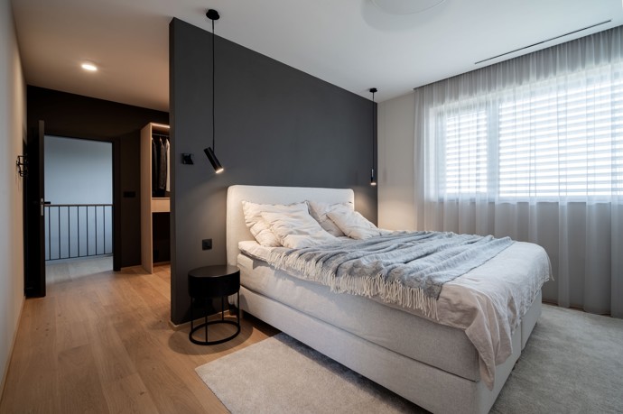 Rodinný dům nedaleko Prahy přináší dokonalou harmonii mezi venkovskou atmosférou a moderním bydlením. Skryté niky, ambientní světla a výhled do přírody z velkoformátových oken – to vše v pečlivě promyšleném konceptu, který vás ohromí!
Rodinný dům nedaleko Prahy přináší dokonalou harmonii mezi venkovskou atmosférou a moderním bydlením. Skryté niky, ambientní světla a výhled do přírody z velkoformátových oken – to vše v pečlivě promyšleném konceptu, který vás ohromí!