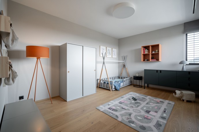 Rodinný dům nedaleko Prahy přináší dokonalou harmonii mezi venkovskou atmosférou a moderním bydlením. Skryté niky, ambientní světla a výhled do přírody z velkoformátových oken – to vše v pečlivě promyšleném konceptu, který vás ohromí!
Rodinný dům nedaleko Prahy přináší dokonalou harmonii mezi venkovskou atmosférou a moderním bydlením. Skryté niky, ambientní světla a výhled do přírody z velkoformátových oken – to vše v pečlivě promyšleném konceptu, který vás ohromí!