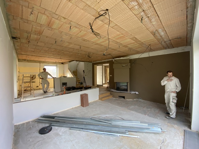Majitelé se po 25 letech rozhodli pro kompletní rekonstrukci a oslovili architekta, kterému dali volnou ruku. Výsledkem je elegantní a nadčasový interiér, který spojuje přírodní materiály, funkční design a prvky, které jen tak nevyjdou z módy. 
