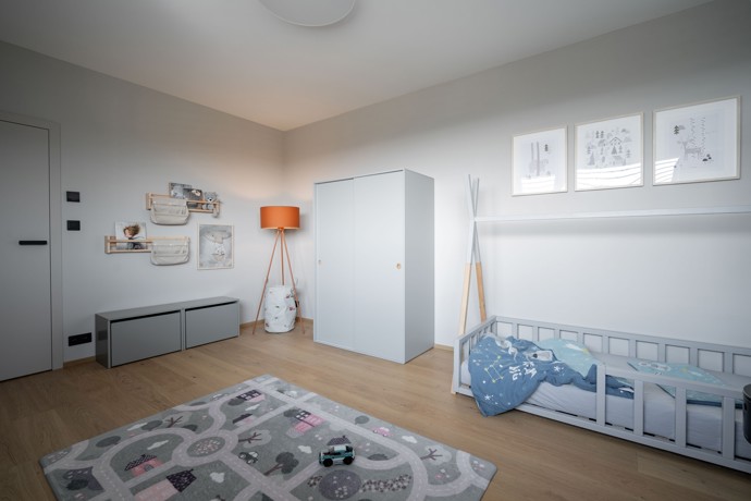 Rodinný dům nedaleko Prahy přináší dokonalou harmonii mezi venkovskou atmosférou a moderním bydlením. Skryté niky, ambientní světla a výhled do přírody z velkoformátových oken – to vše v pečlivě promyšleném konceptu, který vás ohromí!
Rodinný dům nedaleko Prahy přináší dokonalou harmonii mezi venkovskou atmosférou a moderním bydlením. Skryté niky, ambientní světla a výhled do přírody z velkoformátových oken – to vše v pečlivě promyšleném konceptu, který vás ohromí!