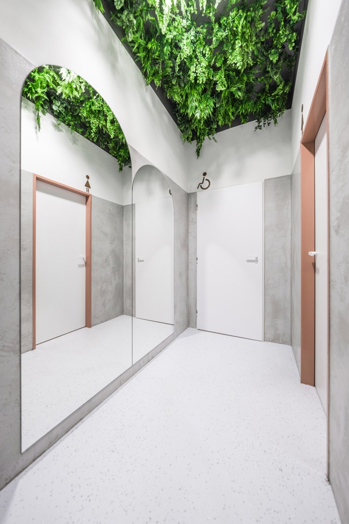 V lednu 2024 zašla do cukrárny na kávu a zjistila, že stávající interiér byl už velmi zastaralý. Proto architektka Nikola Pástorová ještě ten samý den zavolala paní majitelce a řekla jí, že by si její cukrárna zasloužila nový interiér a že má představu jak by mohl vypadat. Majitelka s tím souhlasila a po měsíci již měla návrhy interiéru, z nichž byla nadšená.
