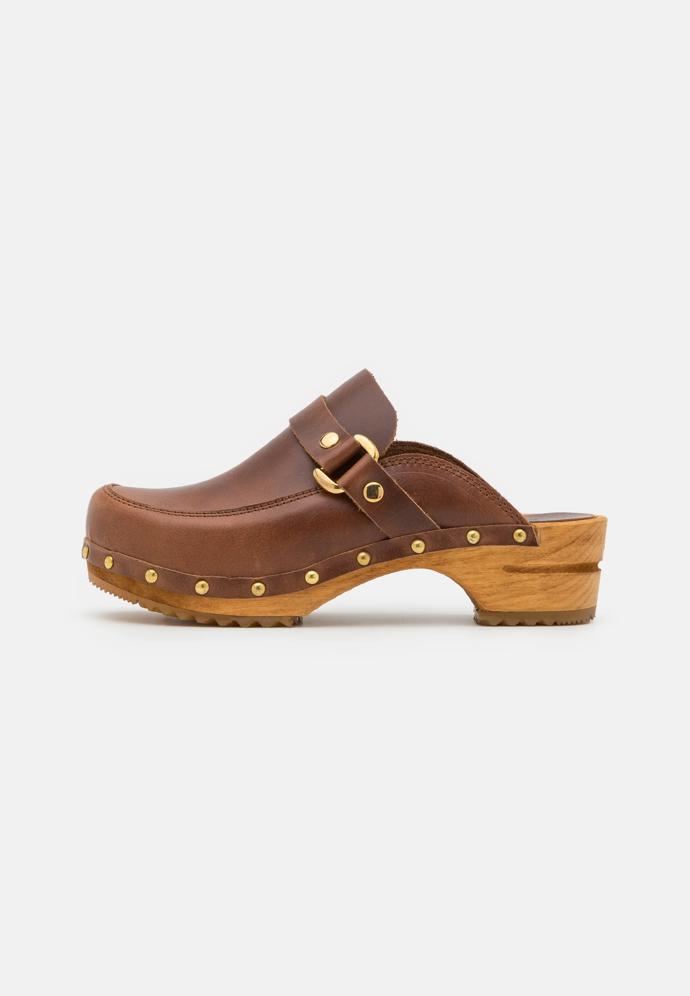 Hnědé boty na podpatku, Sanita, 2640 Kč, prodává Zalando
Hnědé boty na podpatku, Sanita, 2640 Kč, prodává Zalando