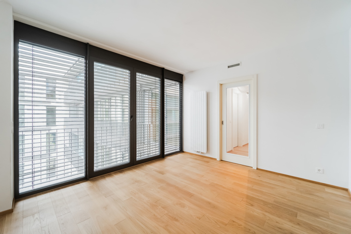 Projekt nabízí 85 moderních bytů s dispozicemi od 1+kk do 4+kk, které reflektují aktuální trendy v městském bydlení. Interiéry kladou důraz na nadčasový design, propojení s exteriérem a kvalitní materiály.
Projekt nabízí 85 moderních bytů s dispozicemi od 1+kk do 4+kk, které reflektují aktuální trendy v městském bydlení. Interiéry kladou důraz na nadčasový design, propojení s exteriérem a kvalitní materiály.