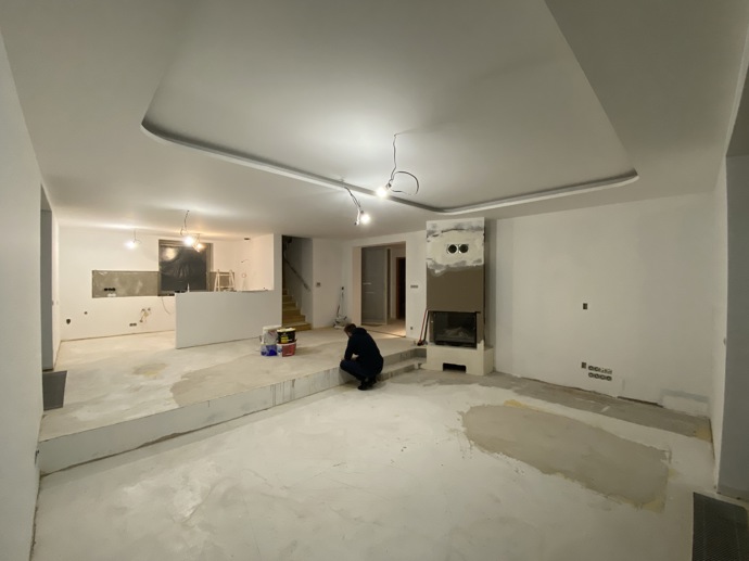 Majitelé se po 25 letech rozhodli pro kompletní rekonstrukci a oslovili architekta, kterému dali volnou ruku. Výsledkem je elegantní a nadčasový interiér, který spojuje přírodní materiály, funkční design a prvky, které jen tak nevyjdou z módy. 
