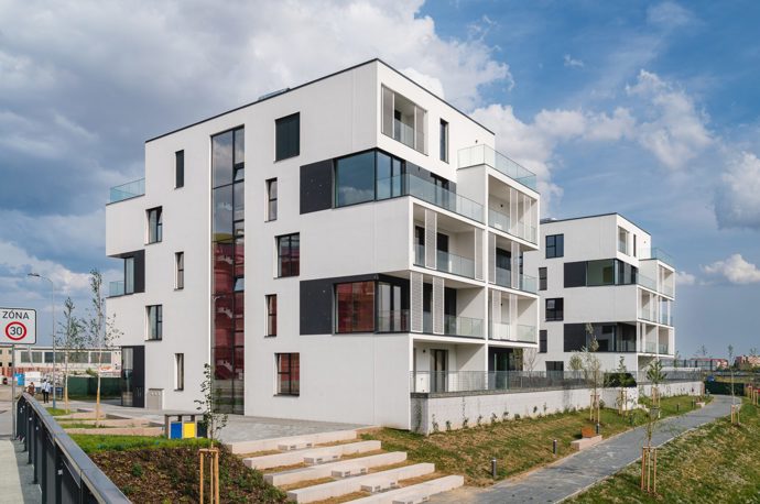 Ambiciózní projekt přináší moderní a elegantní bydlení na poloostrově mezi řekou Moravou a Mlýnským potokem v samém srdci Olomouce, ale zároveň obklopeni zelení. Při realizaci bytů kladli architekti důraz na komfort, design a spojení s přírodou. 
