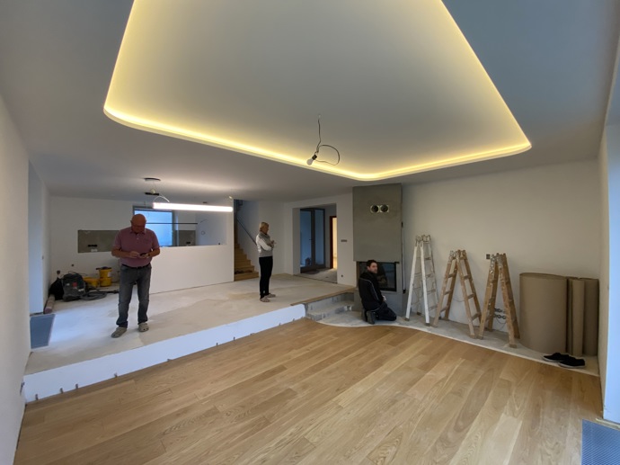 Majitelé se po 25 letech rozhodli pro kompletní rekonstrukci a oslovili architekta, kterému dali volnou ruku. Výsledkem je elegantní a nadčasový interiér, který spojuje přírodní materiály, funkční design a prvky, které jen tak nevyjdou z módy. 
