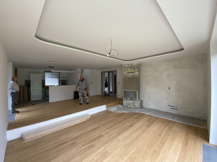 Majitelé se po 25 letech rozhodli pro kompletní rekonstrukci a oslovili architekta, kterému dali volnou ruku. Výsledkem je elegantní a nadčasový interiér, který spojuje přírodní materiály, funkční design a prvky, které jen tak nevyjdou z módy. 
