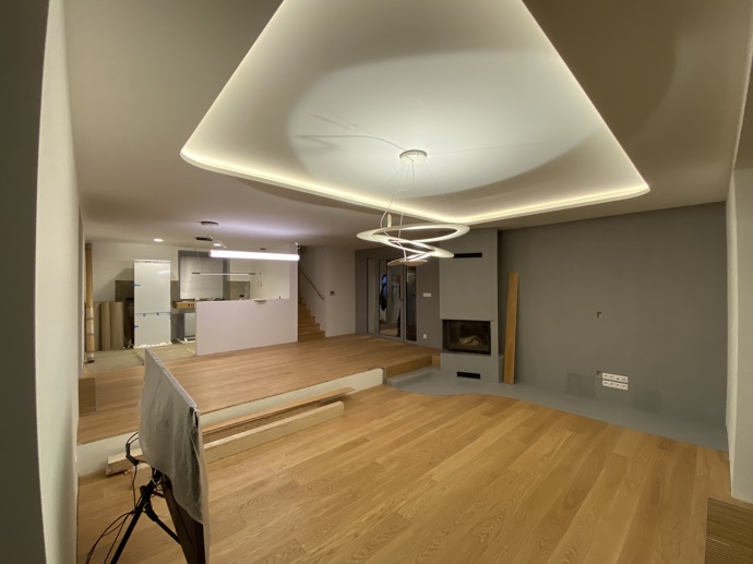 Majitelé se po 25 letech rozhodli pro kompletní rekonstrukci a oslovili architekta, kterému dali volnou ruku. Výsledkem je elegantní a nadčasový interiér, který spojuje přírodní materiály, funkční design a prvky, které jen tak nevyjdou z módy. 
