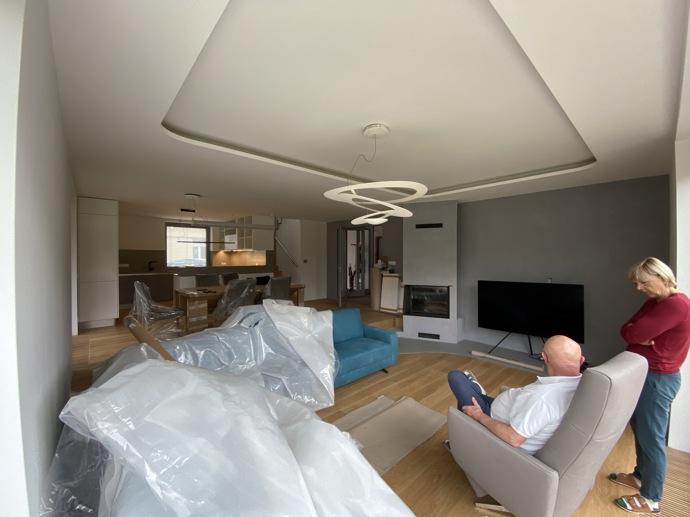 Majitelé se po 25 letech rozhodli pro kompletní rekonstrukci a oslovili architekta, kterému dali volnou ruku. Výsledkem je elegantní a nadčasový interiér, který spojuje přírodní materiály, funkční design a prvky, které jen tak nevyjdou z módy. 
