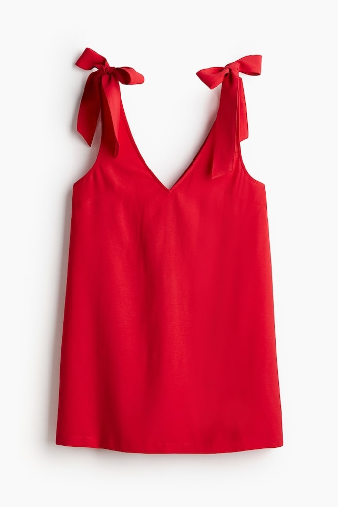 Áčkové šaty s vázacími ramínky, H&M, 599 Kč
Áčkové šaty s vázacími ramínky, H&M, 599 Kč