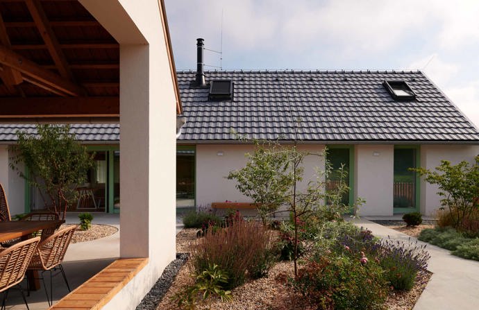 V malebné obci Bělečko vyrostl rodinný dům, který citlivě propojuje tradiční venkovskou architekturu s moderním designem. Projekt z dílny AIR Ateliér plně respektuje kouzlo místa a okolní stavby a zároveň svým majitelům nabízí komfortní bydlení. 
