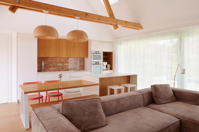 V malebné obci Bělečko vyrostl rodinný dům, který citlivě propojuje tradiční venkovskou architekturu s moderním designem. Projekt z dílny AIR Ateliér plně respektuje kouzlo místa a okolní stavby a zároveň svým majitelům nabízí komfortní bydlení. 
