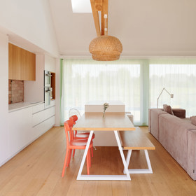 V malebné obci Bělečko vyrostl rodinný dům, který citlivě propojuje tradiční venkovskou architekturu s moderním designem. Projekt z dílny AIR Ateliér plně respektuje kouzlo místa a okolní stavby a zároveň svým majitelům nabízí komfortní bydlení. 
