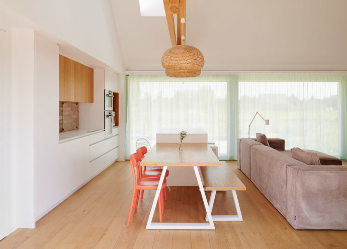 V malebné obci Bělečko vyrostl rodinný dům, který citlivě propojuje tradiční venkovskou architekturu s moderním designem. Projekt z dílny AIR Ateliér plně respektuje kouzlo místa a okolní stavby a zároveň svým majitelům nabízí komfortní bydlení. 
