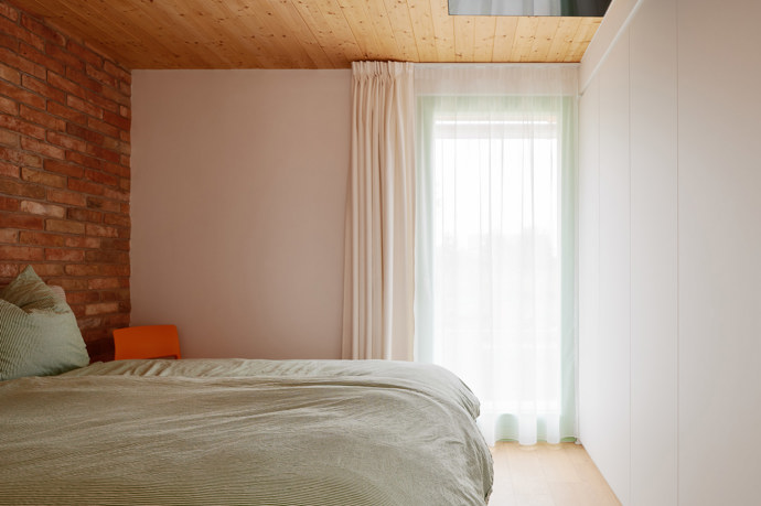 V malebné obci Bělečko vyrostl rodinný dům, který citlivě propojuje tradiční venkovskou architekturu s moderním designem. Projekt z dílny AIR Ateliér plně respektuje kouzlo místa a okolní stavby a zároveň svým majitelům nabízí komfortní bydlení. 

