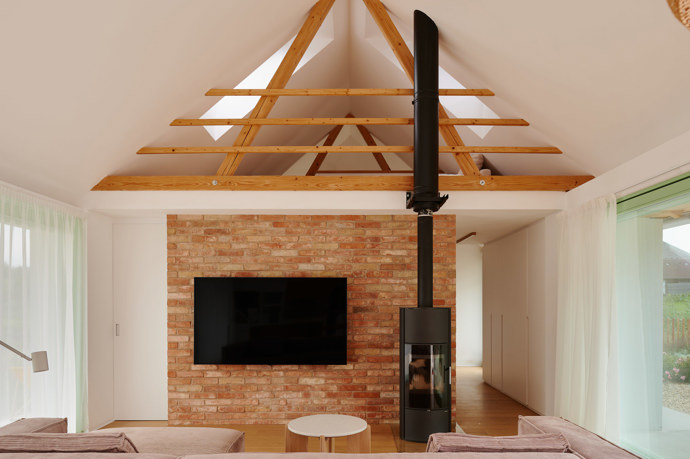 V malebné obci Bělečko vyrostl rodinný dům, který citlivě propojuje tradiční venkovskou architekturu s moderním designem. Projekt z dílny AIR Ateliér plně respektuje kouzlo místa a okolní stavby a zároveň svým majitelům nabízí komfortní bydlení. 
